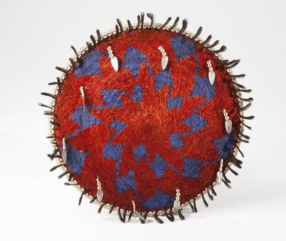 훌륭한 솜씨를 지닌 포모족이 다양한 새의 깃털로 장식한 바구니도 살펴볼 수 있다. 주로 선물로 교환하거나 의식에서 사용했다. 덴버박물관