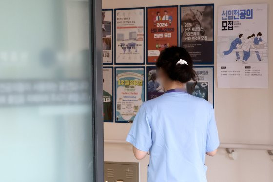 정부가 제시한 전공의들의 사직 처리 마감 시한인 15일 서울 시내의 한 대학병원 전공의 전용공간에 신입 전공의 모집 안내문이 게시돼 있다. 뉴스1