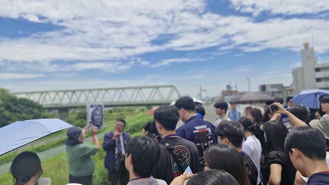 체감온도 30도가 훌쩍 넘었던 무더운 날씨에도 역사 탐방 일정에 적극적으로 임한 학생들. 사진=롯데장학재단 제공