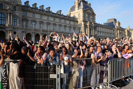 Fans cheering for Jin in Paris on July 14. [YONHAP]