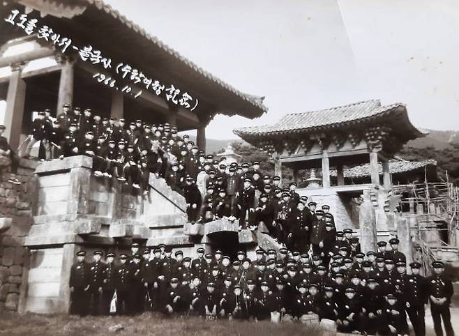 민간에서 수집된 경주 불국사 수학여행 사진이 온라인으로 공개돼 있다. 한국국학진흥원 제공