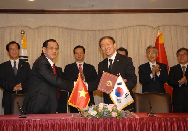 윤여표(오른쪽) 전 식품의약품안전청장이 베트남 정부 관계자와 손을 맞잡고 있다. 윤 전 청장 제공