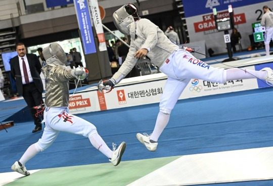 프랑스가 종주국인 펜싱은 대부분의 용어를 프랑스어로 사용한다. 사진은 한국 남자펜싱 국가대표 경기 모습.