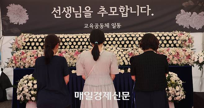 서이초 교사 사망 1주기를 3일 앞둔 15일 오전 종로구 서울시교육청에 마련된 추모 공간이 마련된 가운데 시민들이 헌화하고 있다. 2024.7.15[이충우기자]