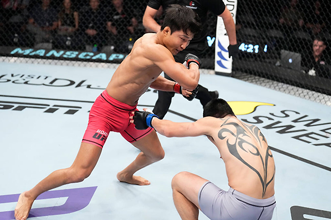 이정영이 Road to UFC 시즌1 페더급 준결승에서 라이트훅으로 경기 시작 42초 만에 KO승을 거두고 있다. 사진=TKO