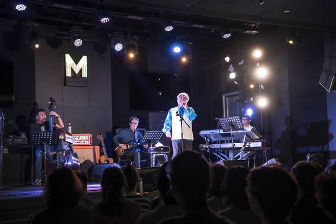 올해 80세인 김도향은 55주년 기념 콘서트에서 CM송부터 민요, 가요, 팝송까지 다양한 선곡으로 90분의 무대를 채웠다. /사진=박찬조 작가