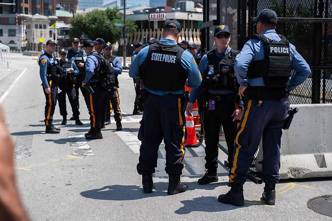 14일(현지시간) 미국 위스콘신주 밀워키 시내 한 보안검색대에서 경찰이 경비를 서고 있다. [AFP]