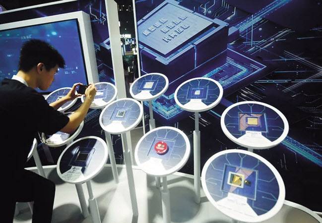 2023년 중국에서 열린 세계 인공 지능 컨퍼런스에서 방문객들이 AI 칩을 살펴보고 있다. AI 칩 경쟁은 갈수록 치열해지고 있다. [로이터]