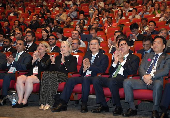 COSPAR 개막식에 참석한 주요 내빈들. 아흐마드 벨홀(왼쪽부터) UAE 우주청 이사장, 펨 멜로이 NASA 차장, 파스칼 에렌프로인드 COSPAR 위원장, 윤영빈 우주항공청장, 박형준 부산시장, 박영득 한국천문연구원장.[우주항공청 제공]