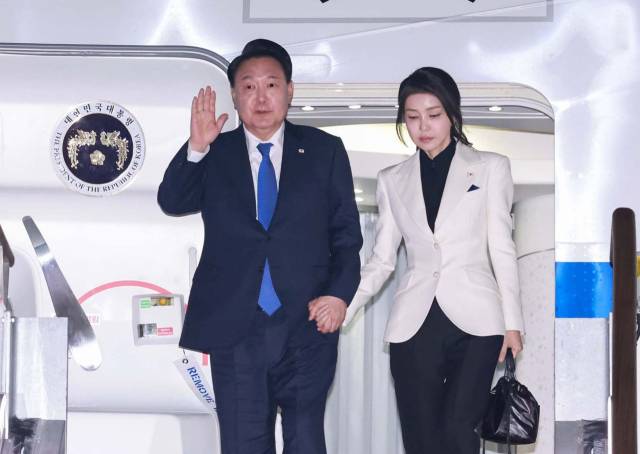 ▲북대서양조약기구(NATO·나토) 75주년 정상회의에 참석했던 윤석열 대통령과 김건희 여사가 12일 오후 경기 성남 서울공항을 통해 귀국, 전용기인 공군 1호기에서 내리며 인사하고 있다. ⓒ연합뉴스