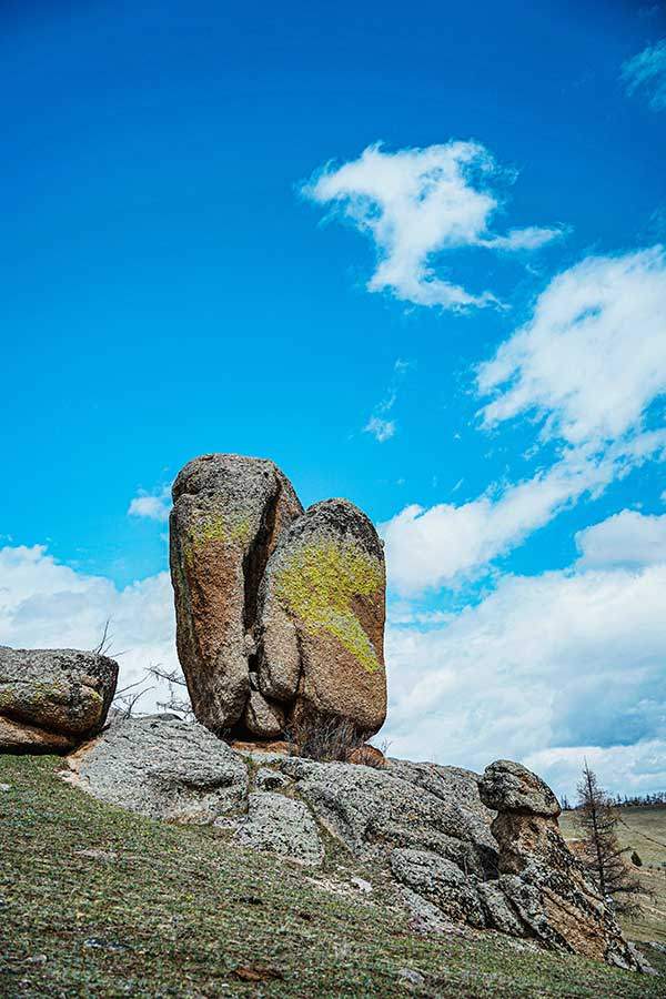 야마트산의 이름 없는 바위.