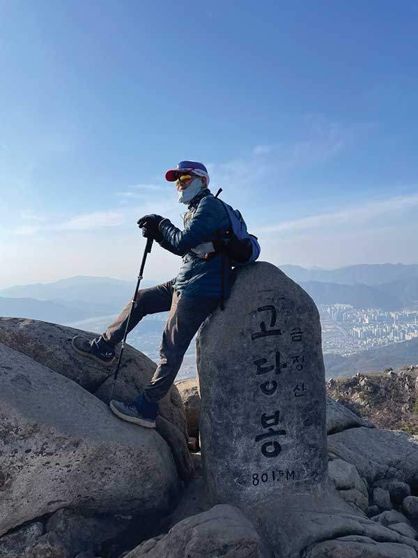 금정산 고당봉에 오른 안씨.