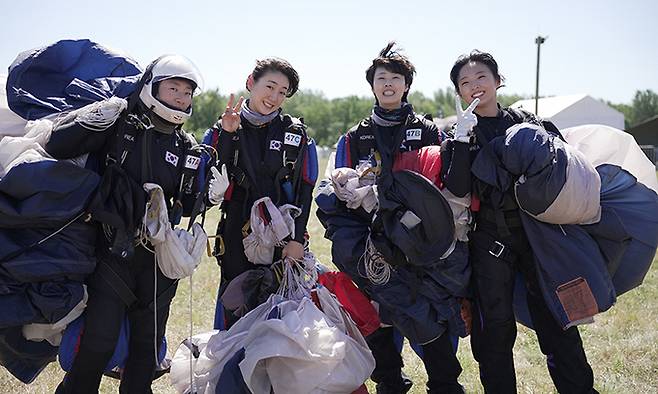 12일까지 헝가리 육군 항공부대에서 열린 제46회 국제군인체육연맹 고공강하대회에서 종합 2위를 거둔 특전사 여군팀이 상호활동 강하를 완료한 후 기념사진을 촬영하고 있다. 육군 제공