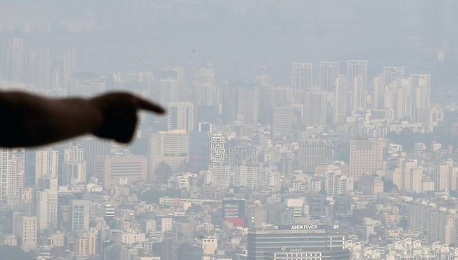 지난 14일 서울 송파구 롯데월드타워 서울스카이에서 바라본 서울시내 아파트 단지 모습. 뉴스1