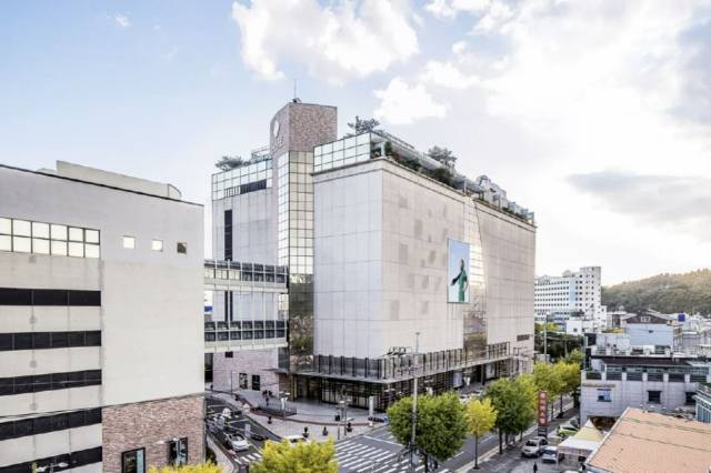 포항시 북구에 위치한 롯데백화점 포항점 전경.