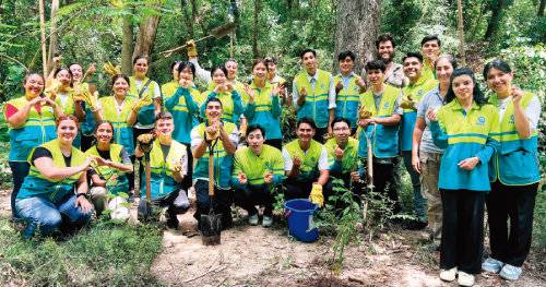 아르헨티나 티그레 몬테블랑코 자연섬에서 나무 심기와 외래식물 제거 활동을 펼친 ASEZ WAO 회원들. [하나님의 교회 제공]