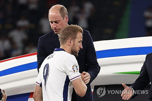 스페인은 15일 독일 베를린 올림픽 경기장에서 열린 유럽축구연맹 2024 유럽축구선수권대회 결승에서 잉글랜드를 2-1로 누르고 정상에 올랐다. 12년 만에 우승컵을 탈환한 스페인은 이번 대회 통산 4회 정상 등극에 성공하면서 최다 우승국으로 올라서게 됐다. 스페인은 7경기를 모두 이기면서 완벽한 우승으로 대회를 마무리했다. 연합뉴스