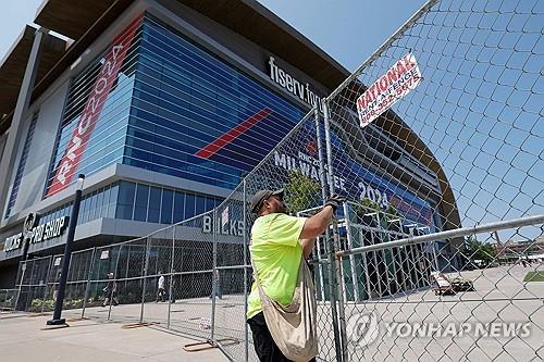 철제 펜스 설치하는 직원 [밀워키 AFP=연합뉴스. 재판매 및 DB 금지]