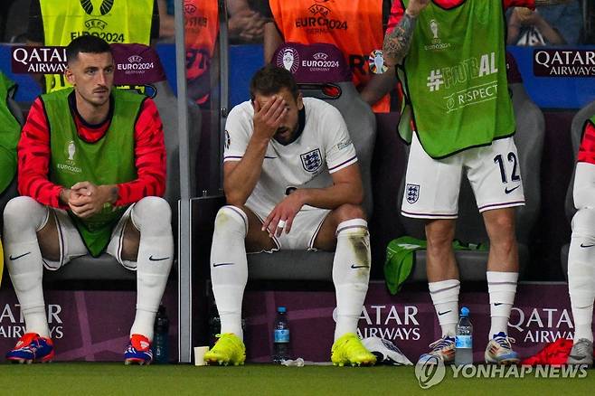 벤치에서 경기 지켜보는 해리 케인 [AFP=연합뉴스]