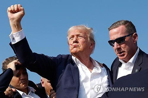 총격 뒤 투지를 불태우는 도널드 트럼프 전 미국 대통령  [AFP 연합뉴스 자료사진. 재판매 및 DB 금지]