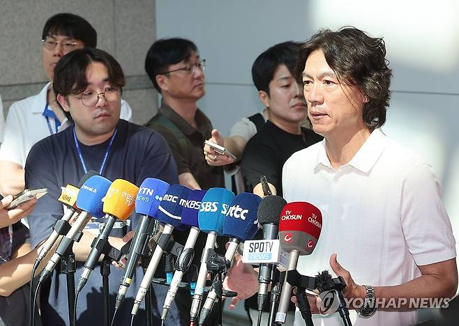 홍명보, 출국 전 인터뷰 (영종도=연합뉴스) 박동주 기자 = 한국 축구대표팀의 새 사령탑으로 선임된 홍명보 감독이 자신을 보좌할 외국인 코칭스태프 선임 관련 업무를 처리하고자 15일 오전 인천국제공항을 통해 출국하기에 앞서 취재진과 인터뷰하고 있다. 2024.7.15 pdj6635@yna.co.kr