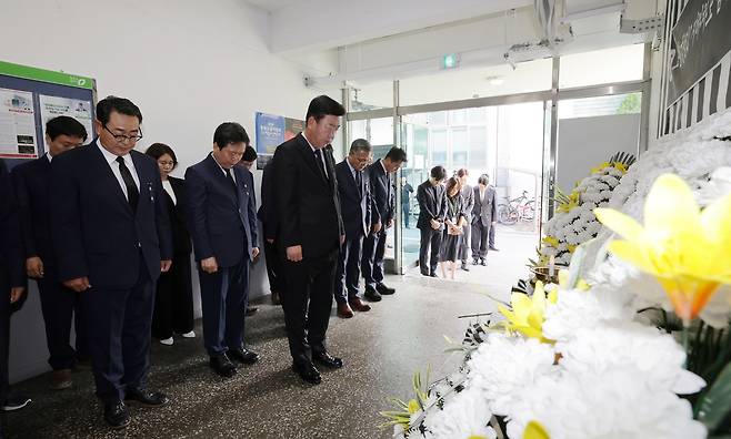 오송참사 합동분향소에서 묵념하는 이범석 시장 [청주시 제공. 재판매 및 DB 금지]