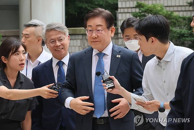 속행 공판 출석하는 이재명 전 대표 (서울=연합뉴스) 이정훈 기자 = 더불어민주당 이재명 전 대표가 지난 12일 오후 서울 서초구 서울중앙지방법원에서 열리는 공직선거법 위반 1심 속행 공판에 출석하기 위해 법정으로 향하는 모습 [연합뉴스 자료사진]