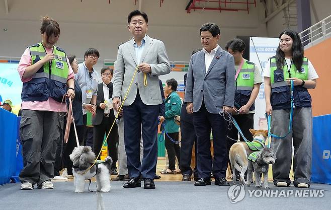 우리는 제주 댕댕이 안전지킴이 (제주=연합뉴스) 박지호 기자 = 15일 오후 제주복합체육관에서 열린 '2024 제주 안전지킴이 발대식'에서 오영훈 제주지사와 김광수 제주도교육감 등이 댕댕이 안전지킴이와 함께하고 있다. 2024.7.15 jihopark@yna.co.kr