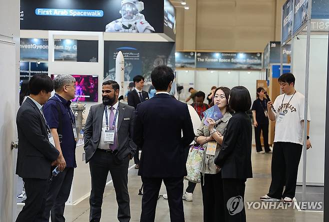 이야기 나누는 총회 참가자들 (부산=연합뉴스) 강선배 기자 = 15일 부산 벡스코에서 열리고 있는 '제45회 국제우주연구위원회(COSPAR) 학술 총회'와 함께 제1전시장에 마련된 전시부스에서 참가자들이 담소를 나누고 있다. 2024.7.15 sbkang@yna.co.kr