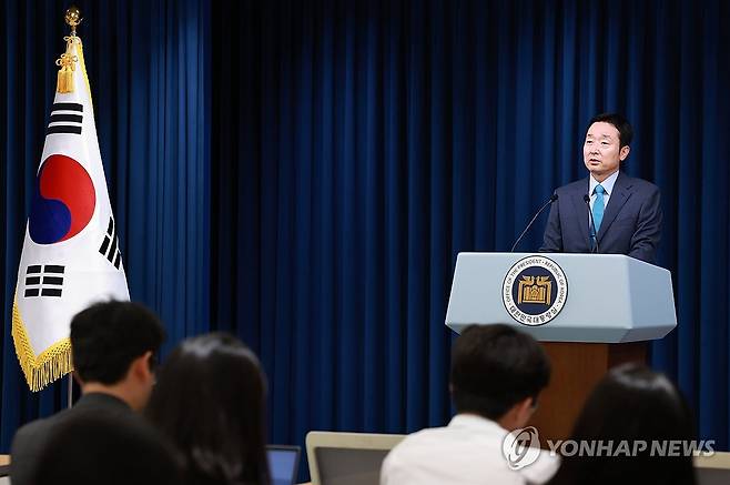 정무직 등 인사 브리핑 하는 이도운 홍보수석 (서울=연합뉴스) 홍해인 기자 = 이도운 대통령실 홍보수석이 15일 서울 용산 대통령실 청사에서 신임 통일부 차관, 대통령실 대변인 등에 대한 브리핑을 하고 있다. 2024.7.15 hihong@yna.co.kr