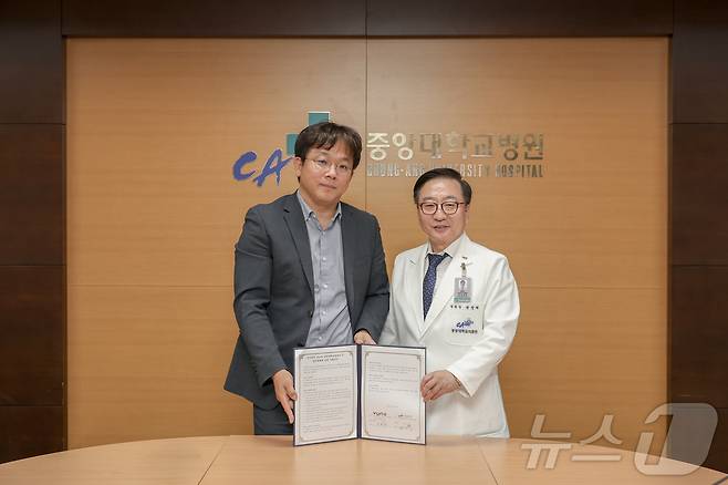 이예하 뷰노 대표(왼쪽)와 권정택 중앙대병원장이 협약식 후 기념사진을 찍고 있다.(뷰노 제공)/뉴스1 ⓒ News1