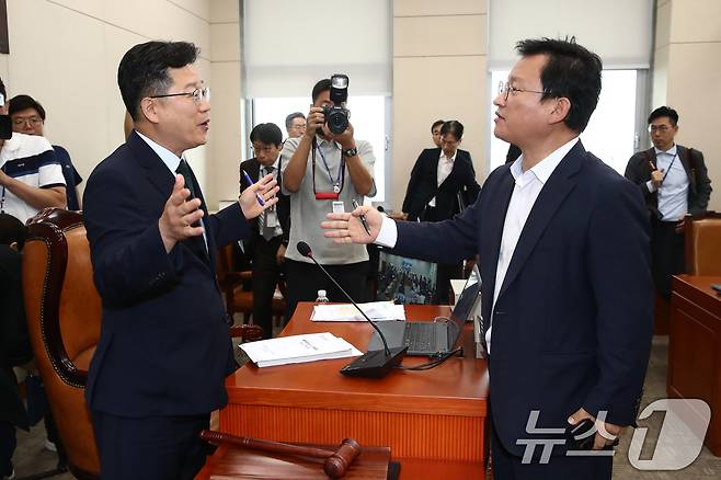 국회 환노위 여당 간사인 김형동 국민의힘 의원(오른쪽)이 16일 오전 서울 여의도 국회에서 열린 환경노동위원회 전체회의에서 안호영 위원장에게 의사일정과 관련해 항의하고 있다. 2024.7.16/뉴스1 ⓒ News1 이광호 기자