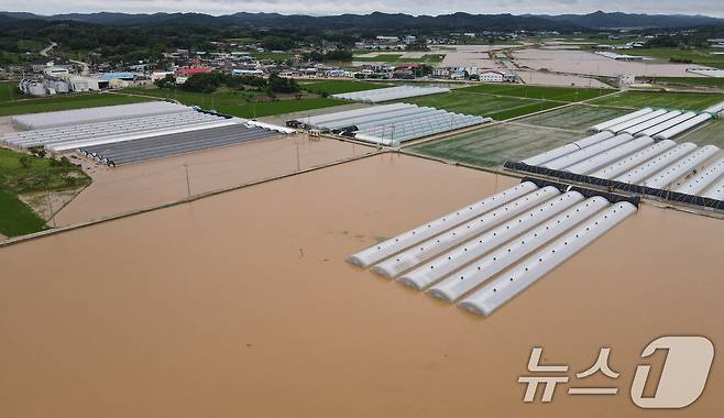 충남에 집중호우가 내린 지난 10일 부여군 세도면 간대리 일대 비닐하우스가 불어난 물에 잠겨 있다. 2024.7.10 /뉴스1 ⓒ News1 김기태 기자