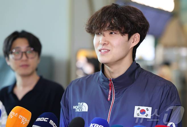 2024 파리 올림픽에 출전하는 수영 국가대표팀 김우민이 16일 오전 인천국제공항 제2여객터미널에서 출국에 앞서 취재진 질문에 답하고 있다. 2024.7.16/뉴스1 ⓒ News1 김도우 기자