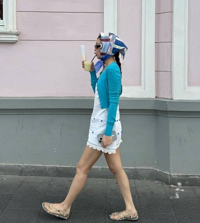 제니가 자크 뮈스 크루즈 컬렉션 모델로 서기 위해 방문한 카프리 섬에서 개인 시간을 보내고 있는 사진을 공개하며, 제니의 헤드 스카프 룩이 다시 화제가 되고 있다. @jennierubyjane