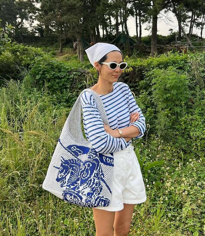 50~60년대 오드리 헵번을 연상하게 하는 헤드 스카프 스타일링을 연출한 김나영. @nayoungkeem