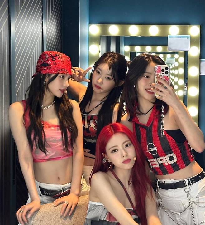 90년대 유행했던 헤드 스카프 룩을 연출한 있지. @itzy.all.in.us