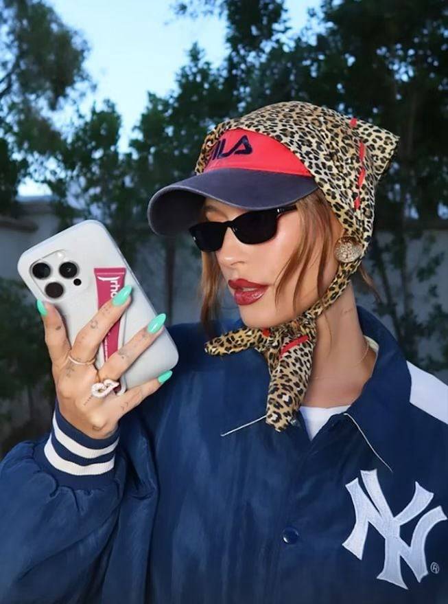 볼 캡 위에 헤드 스카프를 레이어드한 스타일링을 보여준 헤일리 비버. @haileybieber