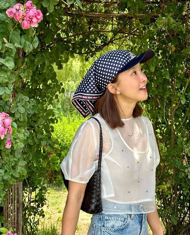 최근 헤드 스카프를 즐겨 쓰는 이시영은 볼 캡 위에 헤드 스카프를 레이어드 하는 스타일링도 보여 주었다. @leesiyoung38