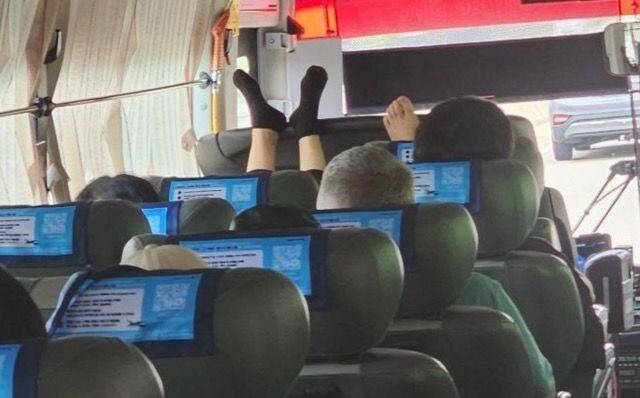승객 2명이 공항 리무진 버스 운전석 위에 발을 올려놓은 모습./보배드림