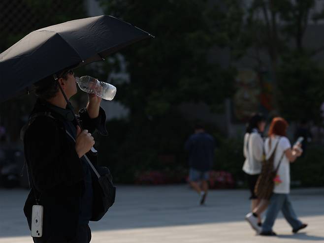 폭염 속 물을 마시고 있는 시민/연합뉴스