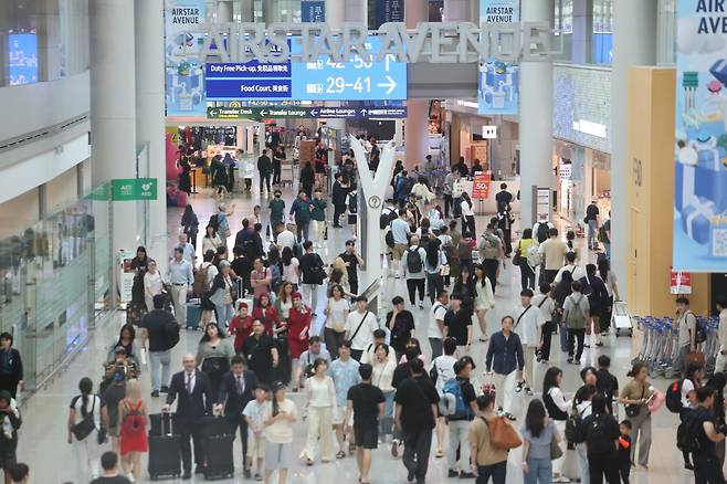 지난 12일 인천국제공항 1터미널 면세구역에서 여행객들이 이동하고 있다./연합뉴스