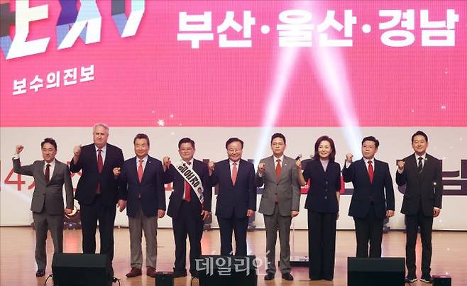 국민의힘 장동혁·박정훈·함운경·김재원·김민전·김형대·인요한·박용찬·이상규 최고위원 후보가 지난 10일 오후 부산 해운대구 벡스코(BEXCO) 오디토리움에서 열린 국민의힘 7·23 전당대회 부산·울산·경남 합동연설회에서 기념촬영을 하고 있다. ⓒ데일리안 홍금표 기자