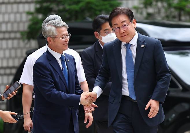 12일 서울 서초구 서울중앙지방법원에서 열린 ‘고 김문기·백현동 허위 발언 공직선거법 위반 혐의’ 관련 26차 공판에 출석하는 더불어민주당 이재명(오른쪽) 당 대표 후보가 마중 나온 민형배 최고위원 후보와 인사를 나누고 있다. 뉴시스