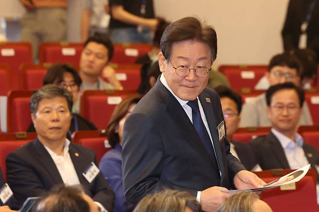 더불어민주당 이재명 당 대표 후보가 14일 국회도서관 대강당에서 열린 최고위원 예비경선 대회에 뒤늦게 참석하고 있다. 뉴시스