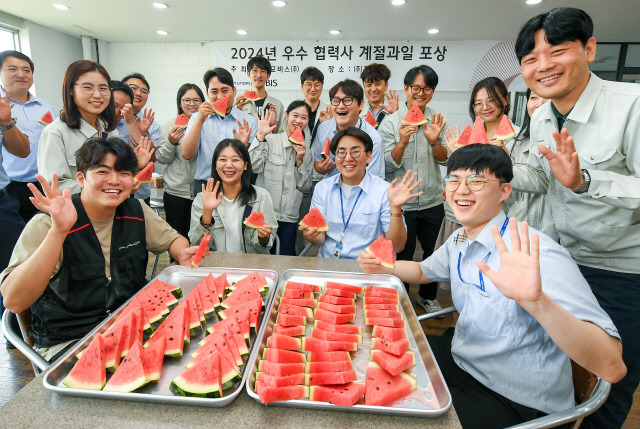 현대모비스가 전국 A/S 우수 협력사 200곳에 계절과일인 수박 1만 통을 전달했다. 현대모비스 제공