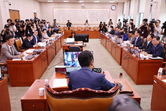 정청래 국회 법제사법위원장이 16일 오후 국회 법사위 전체회의에서 '윤석열 대통령 탄핵 국민청원' 청문회 증인 추가 출석 요구의 건을 상정하고 있다. [연합뉴스 제공]