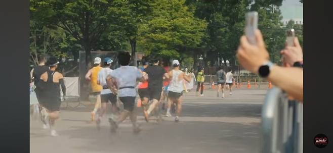 Screenshot_20240716_010346_YouTube.jpg 나이키 샌들 신고 10km 단축 마라톤 뛴 유튜버의 기록.jpg