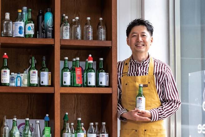한 번 쓰고 버리는 페트병 대신 여러 번 쓸 수 있는 초록색 소주병에 생수를 담아 파는 ‘소우주’의 최수환 대표. 사진 C영상미디어