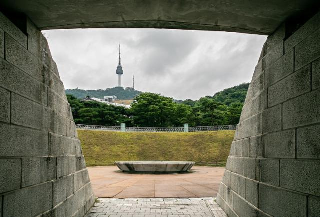 남산골한옥마을의 타임캡슐 뒤로 남산타워가 보인다. 서울관광재단 제공